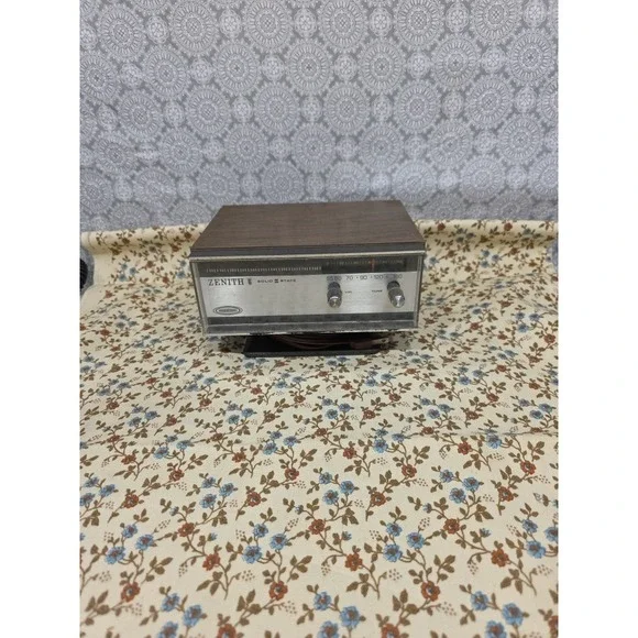 Vintage Zenith Solid State Circle of Sound AM Radio Tabletop Wood Grain - Picture 1 of 8